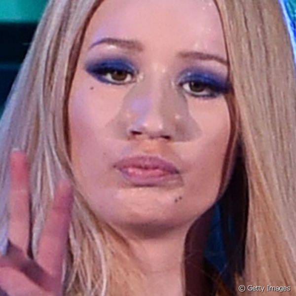 Durante show realizado em Los Angeles, em 2014, Iggy escolheu uma sombra azul royal. Para compensar a ousadia da cor usada nos olhos, ela preferiu deixar o restante da maquiagem mais básico